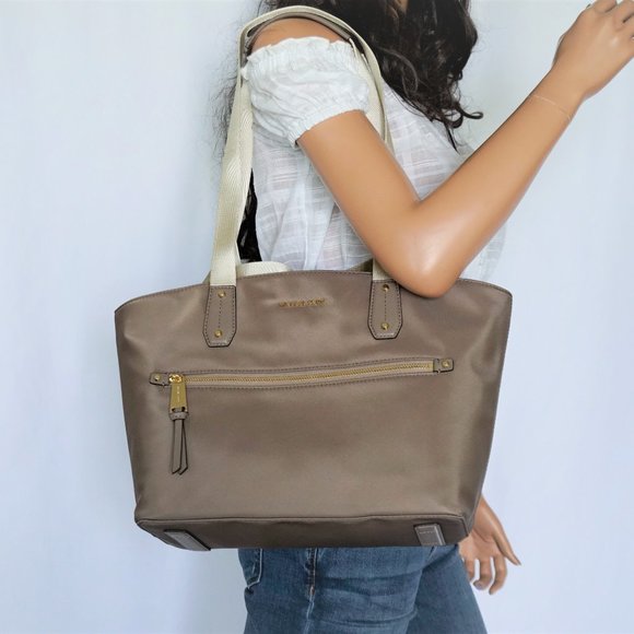 Michael Kors Polly MD Tote Nylon Tote Bag Dune - Picture 3 of 12